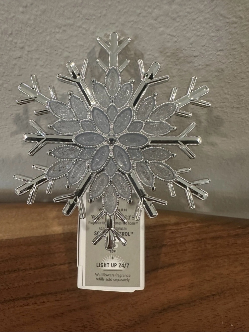 Bath & Body Works: Christmas Snowflake Scent Control Light Up Wallflower Plug